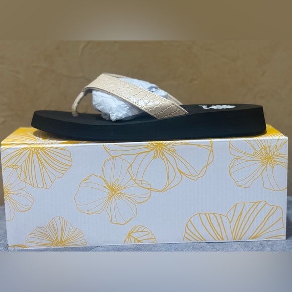 Fiorela Croco Yellow Box Flip Flop
Size 9 - Picture 4 of 7